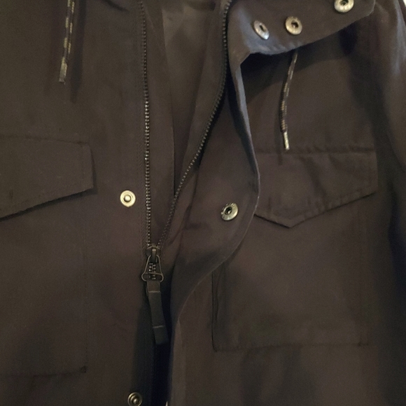 NWOT mens Old Navy lightweight jacket with hood and lots of pockets - Picture 4 of 12